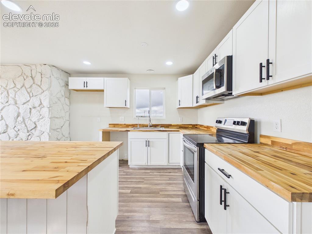 Image 13 of 38: Kitchen