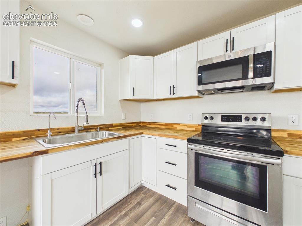 Image 14 of 38: Kitchen