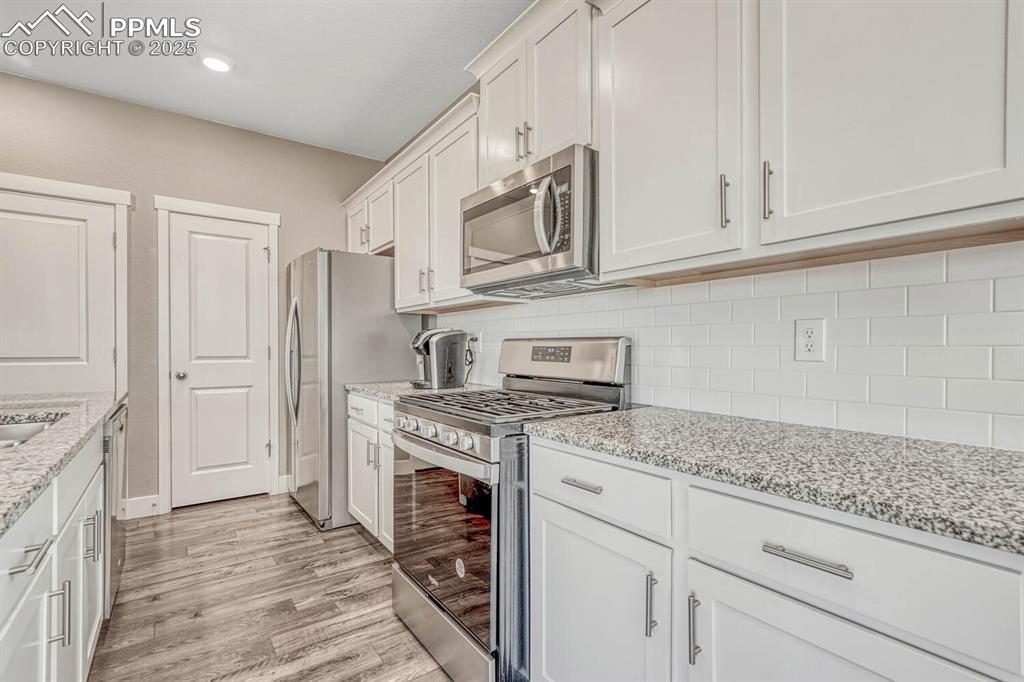 Image 7 of 32: Kitchen