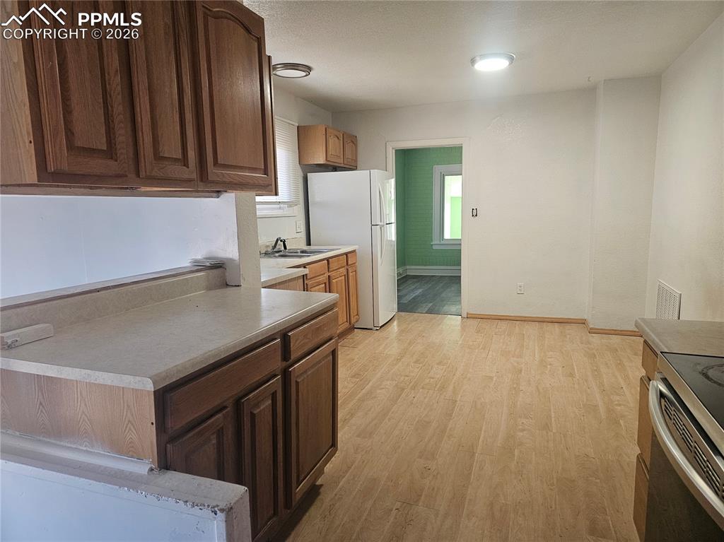 Image 4 of 12: Kitchen