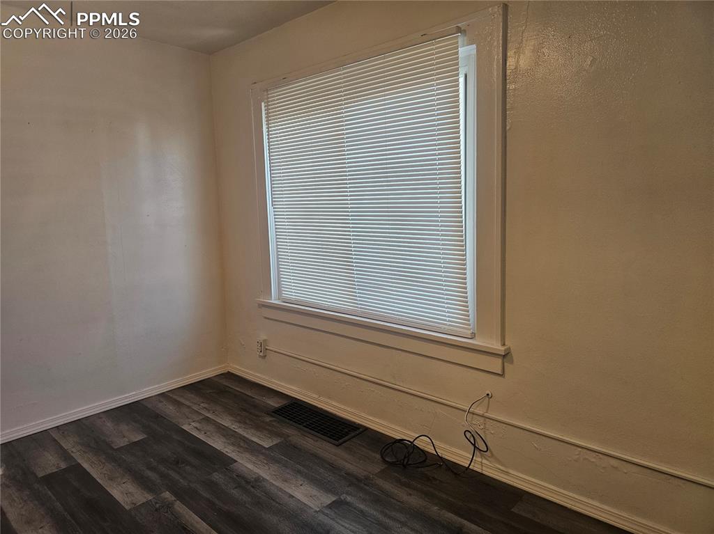 Image 7 of 12: Bedroom