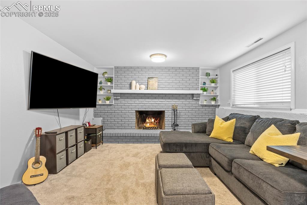 Image 4 of 50: Family Room