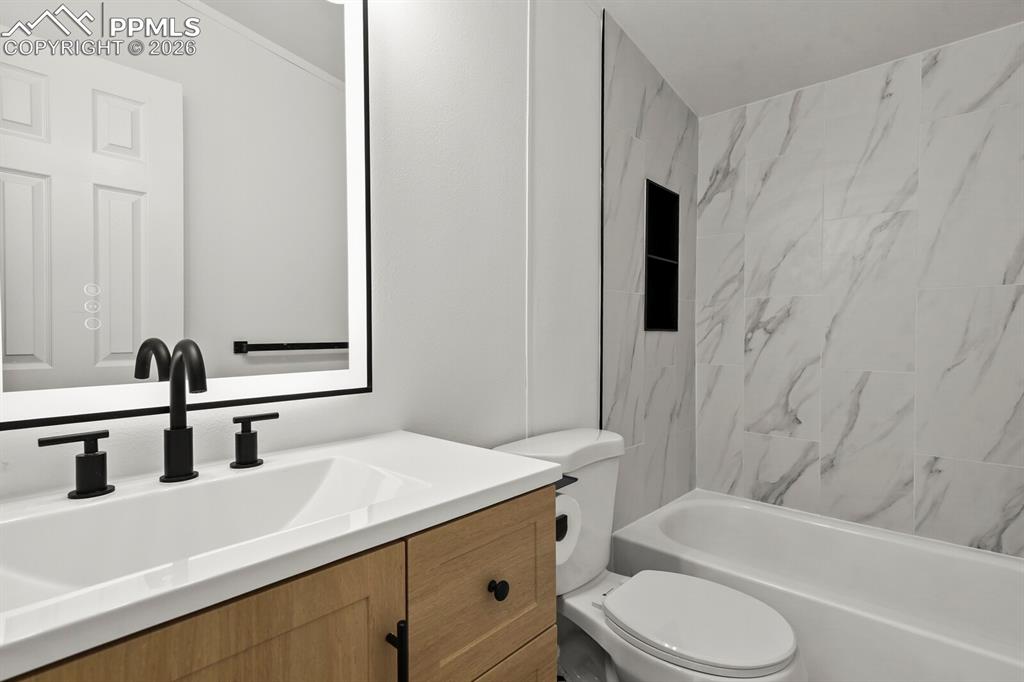 Image 28 of 35: Bathroom