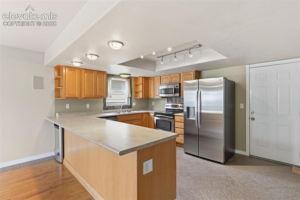 Image 10 of 30: Kitchen