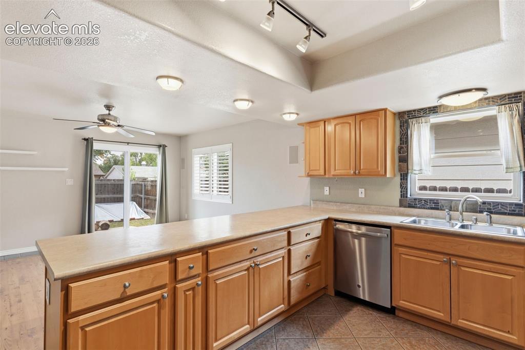 Image 11 of 30: Kitchen