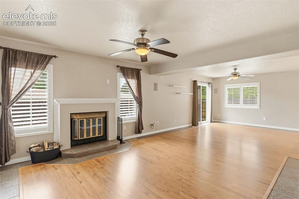 Image 5 of 30: Living Room