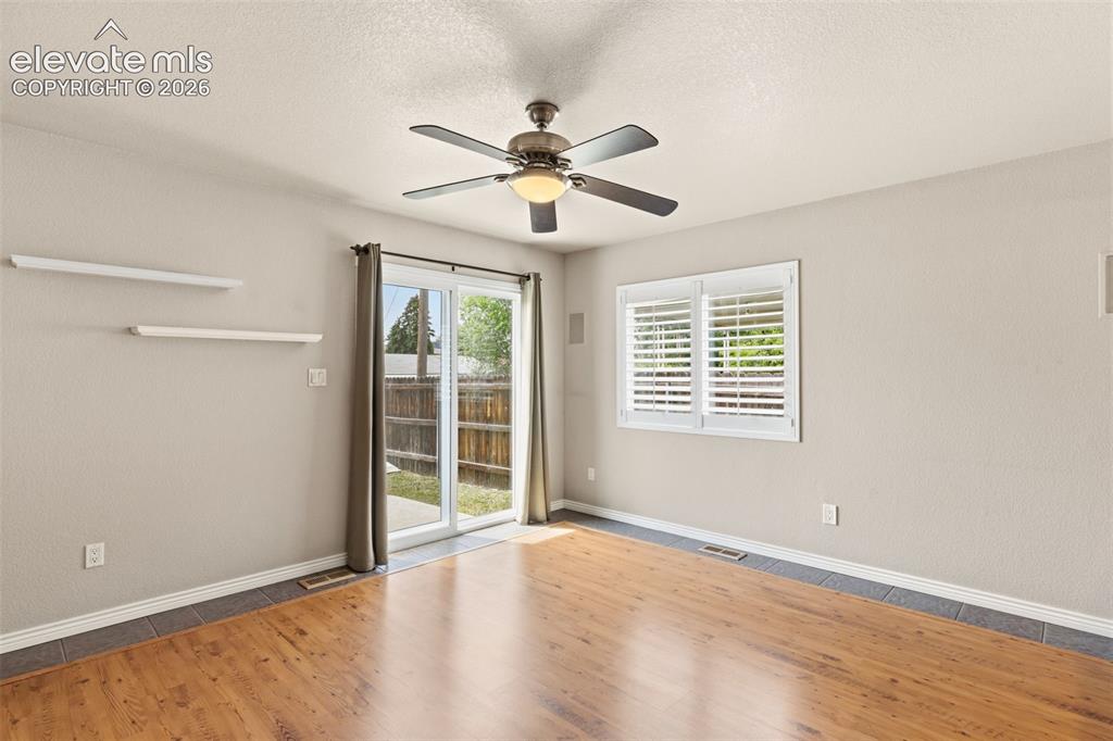 Image 8 of 30: Dining Area