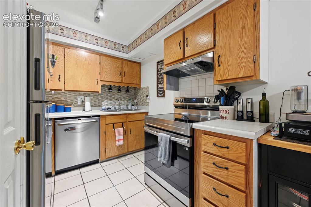 Image 2 of 31: Kitchen