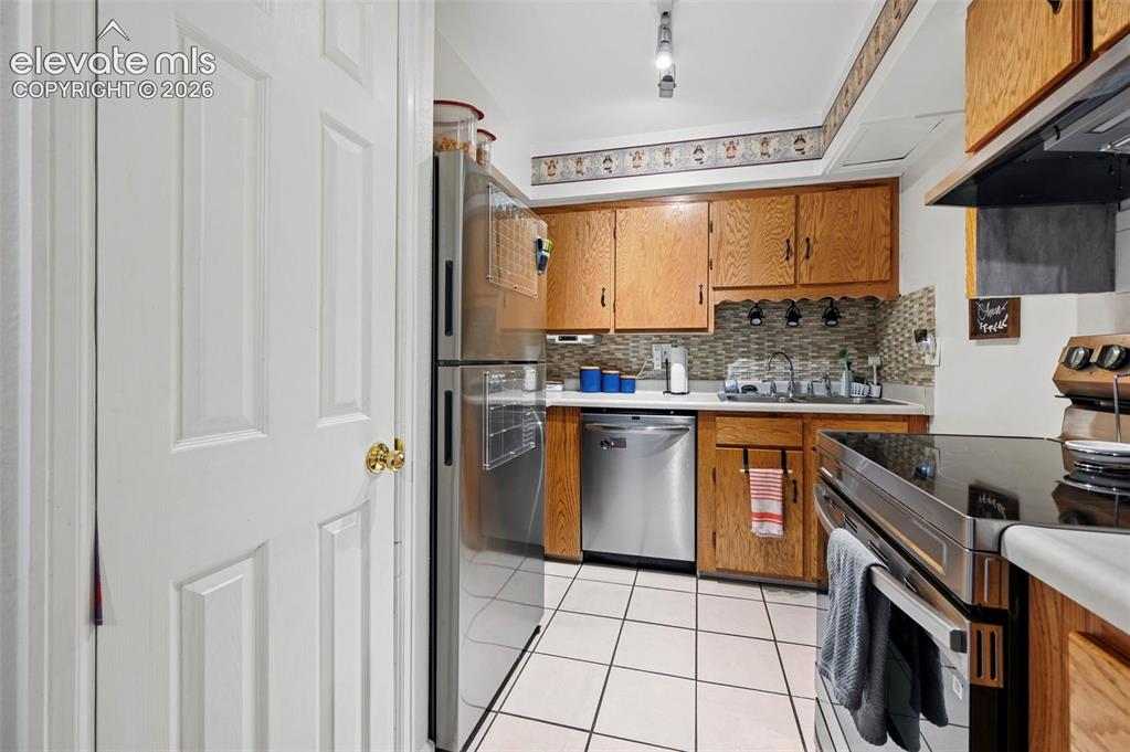 Image 7 of 31: Kitchen