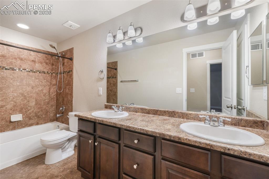 Image 41 of 49: Bedroom