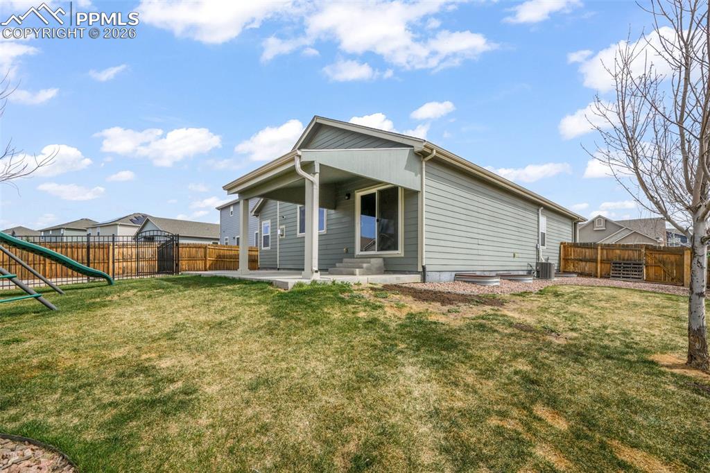 Image 47 of 49: Yard