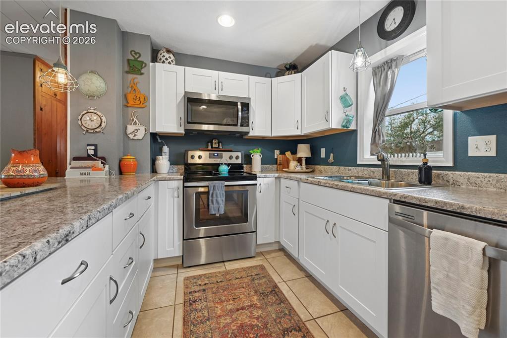 Image 15 of 28: Kitchen
