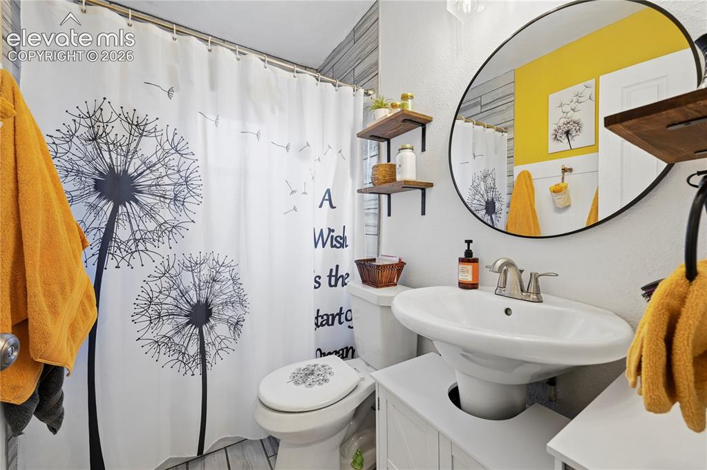 Image 19 of 28: Bathroom