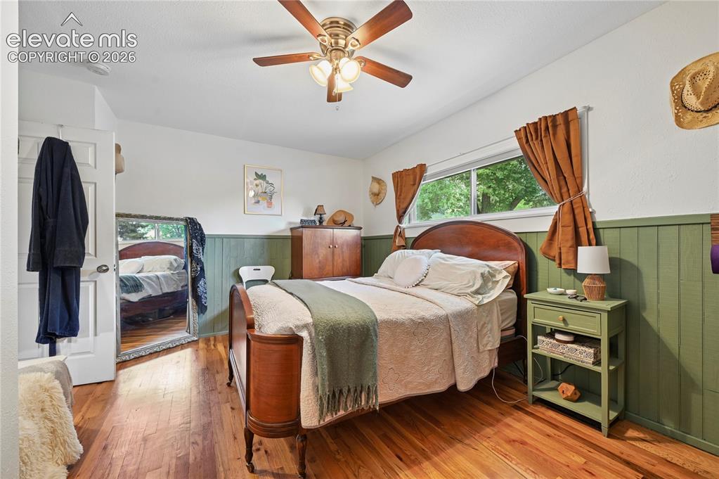 Image 22 of 28: Bedroom