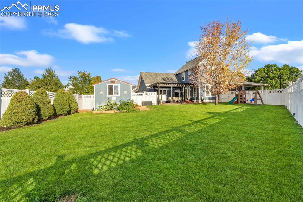 Image 29 of 47: Yard