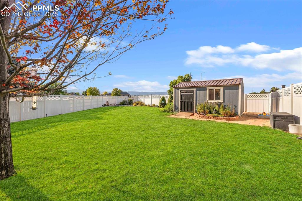 Image 30 of 47: Yard