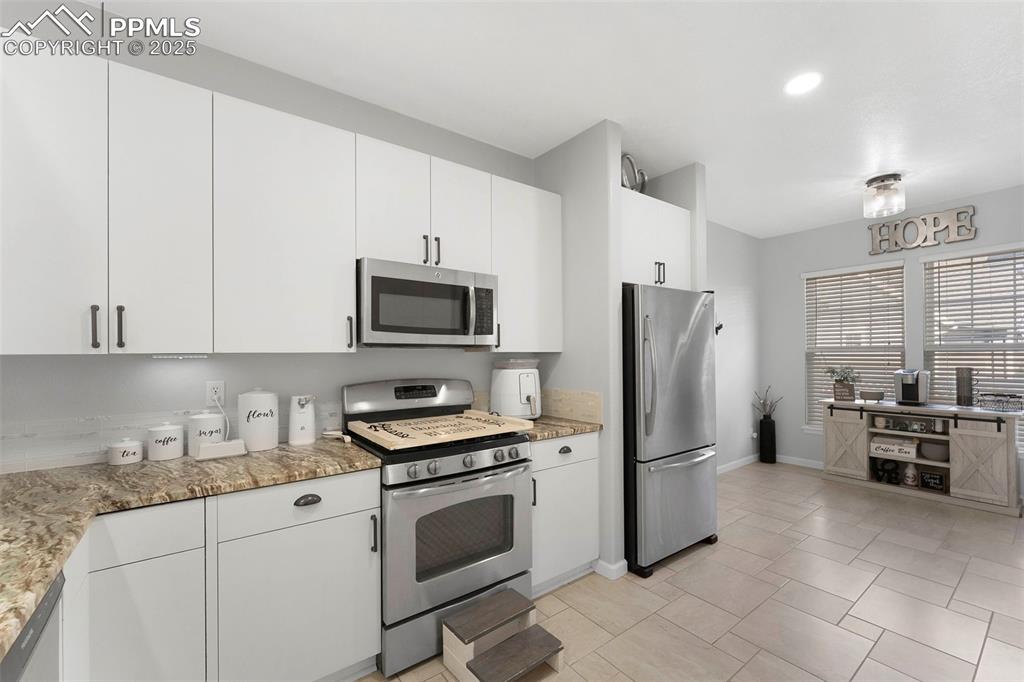 Image 9 of 47: Kitchen