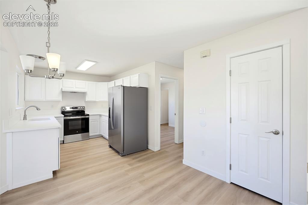 Image 15 of 49: Kitchen