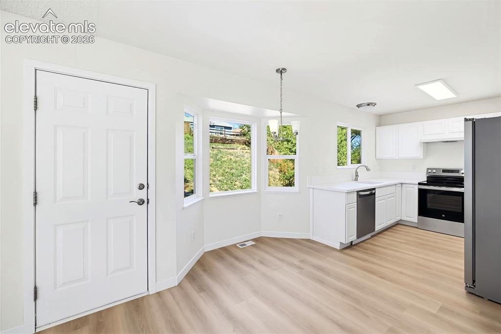 Image 16 of 49: Kitchen