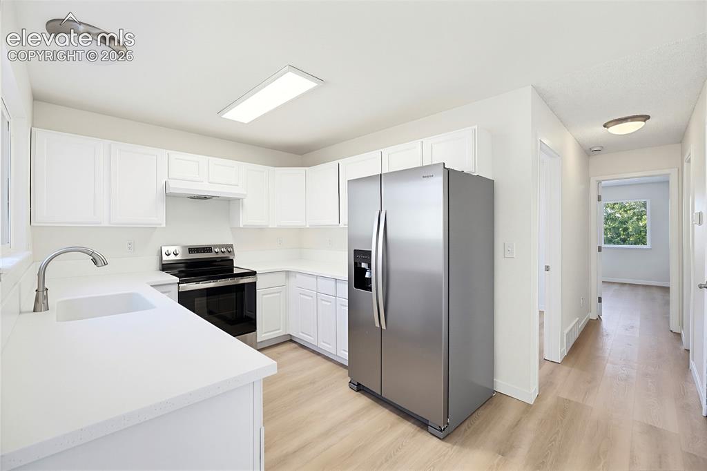 Image 17 of 49: Kitchen