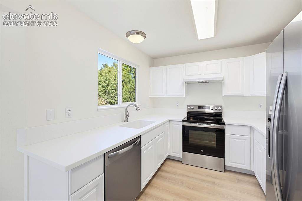 Image 18 of 49: Kitchen