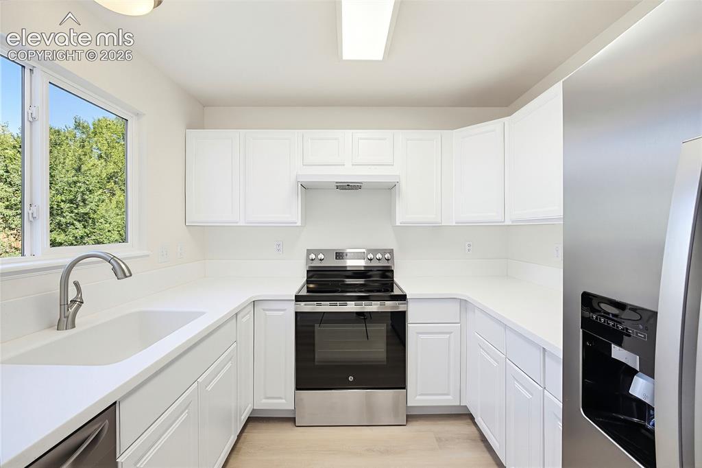 Image 19 of 49: Kitchen