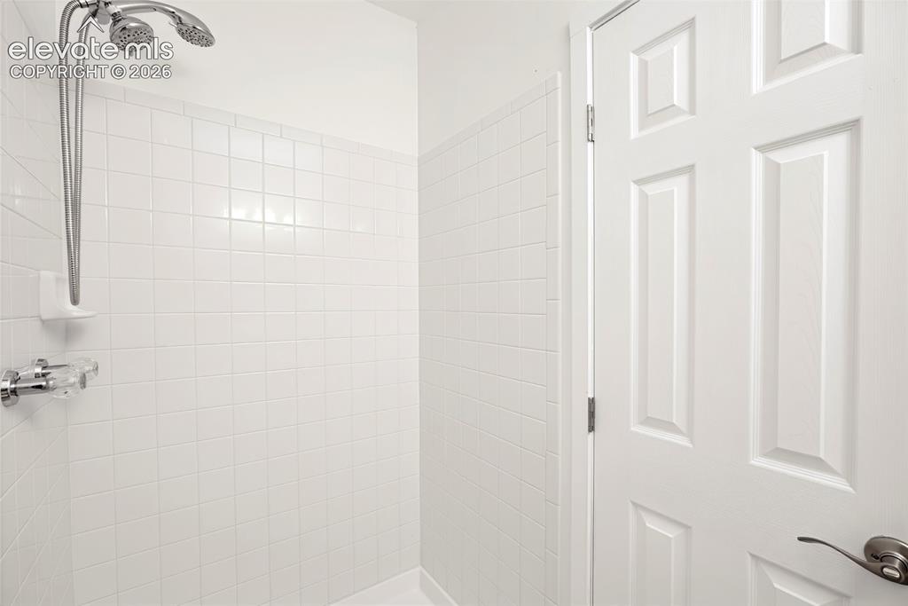 Image 35 of 49: Bathroom