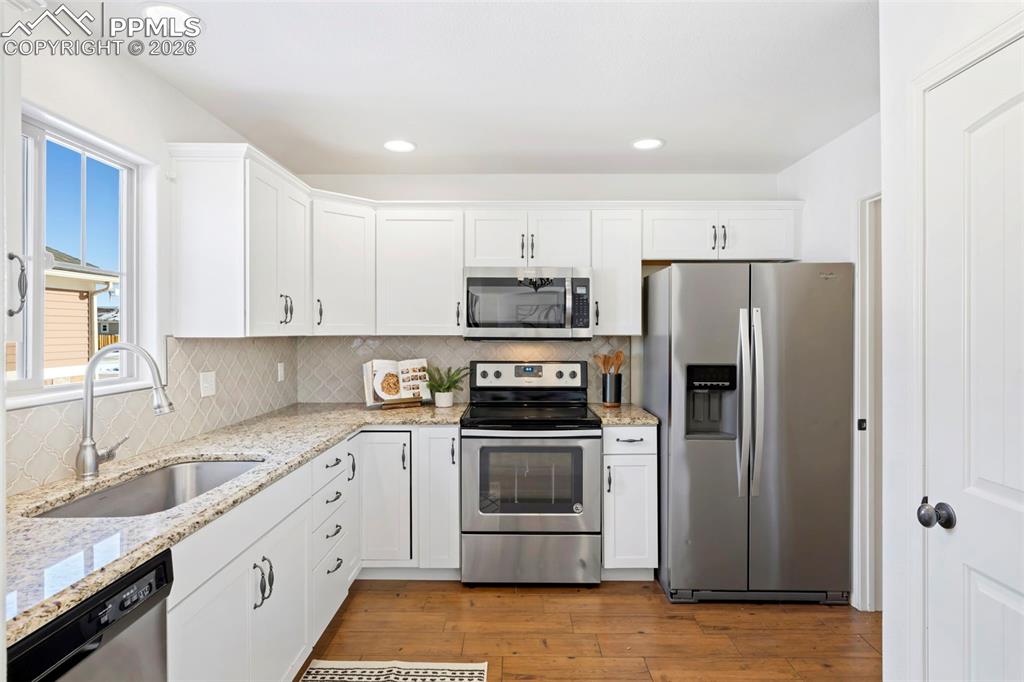 Image 11 of 27: Kitchen