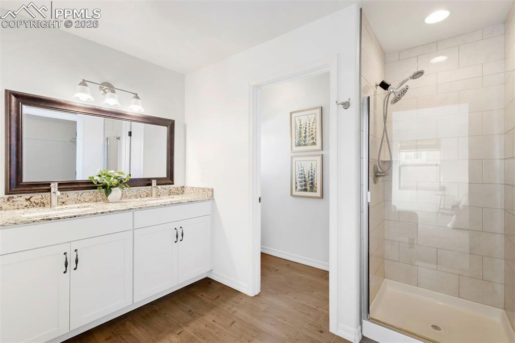 Image 16 of 27: Bathroom