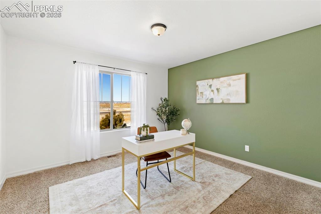 Image 17 of 27: Office