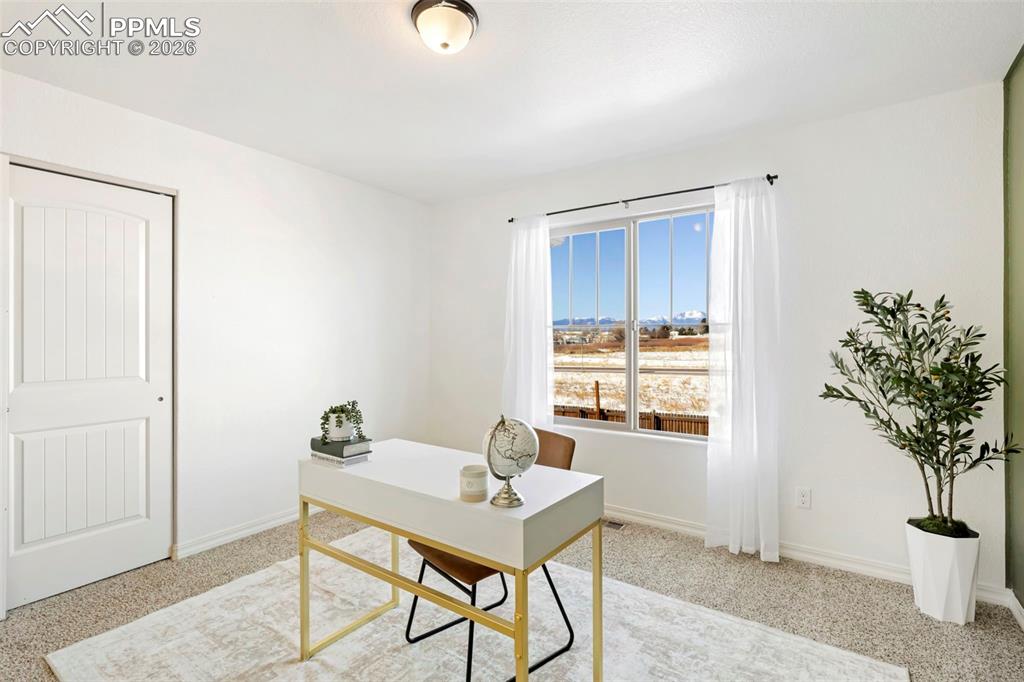 Image 18 of 27: Office