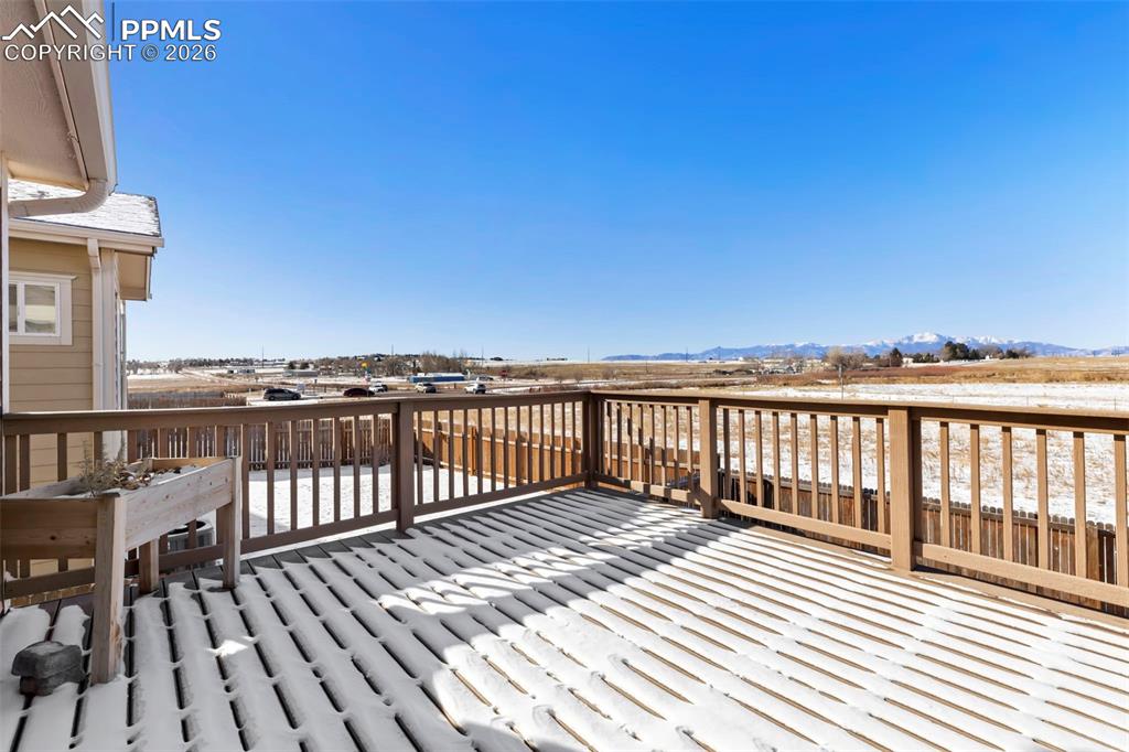 Image 23 of 27: Deck