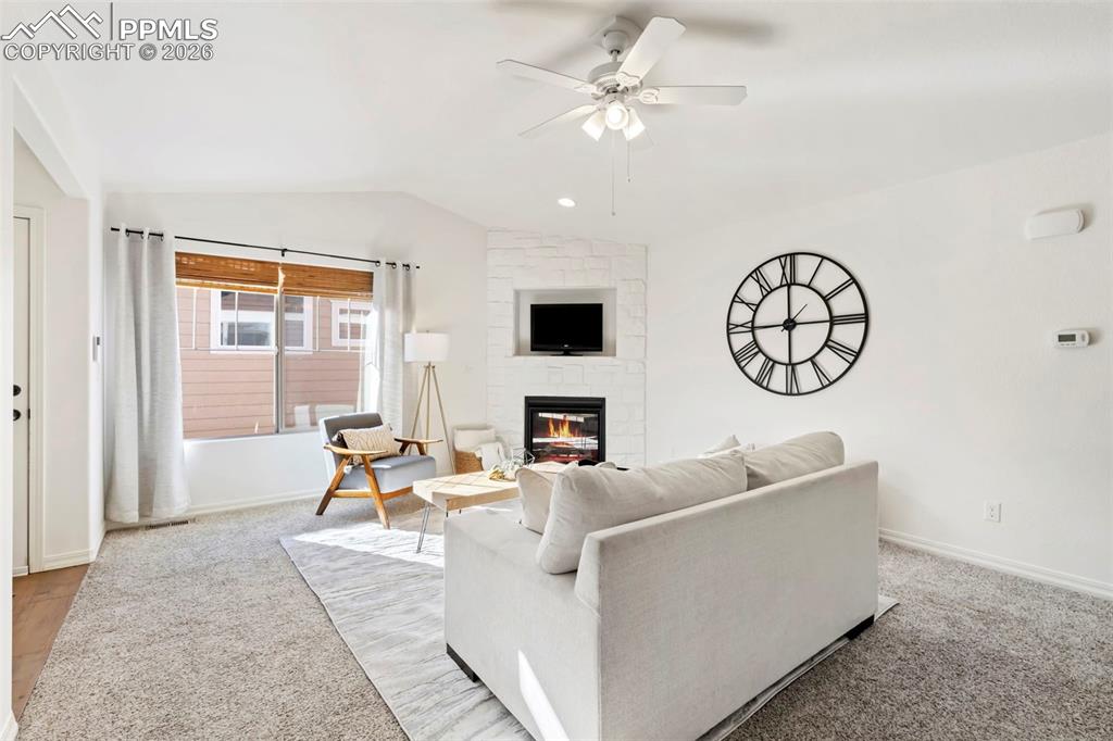 Image 4 of 27: Living Room