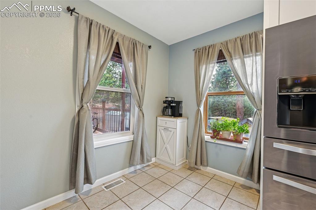 Image 14 of 25: Dining area 