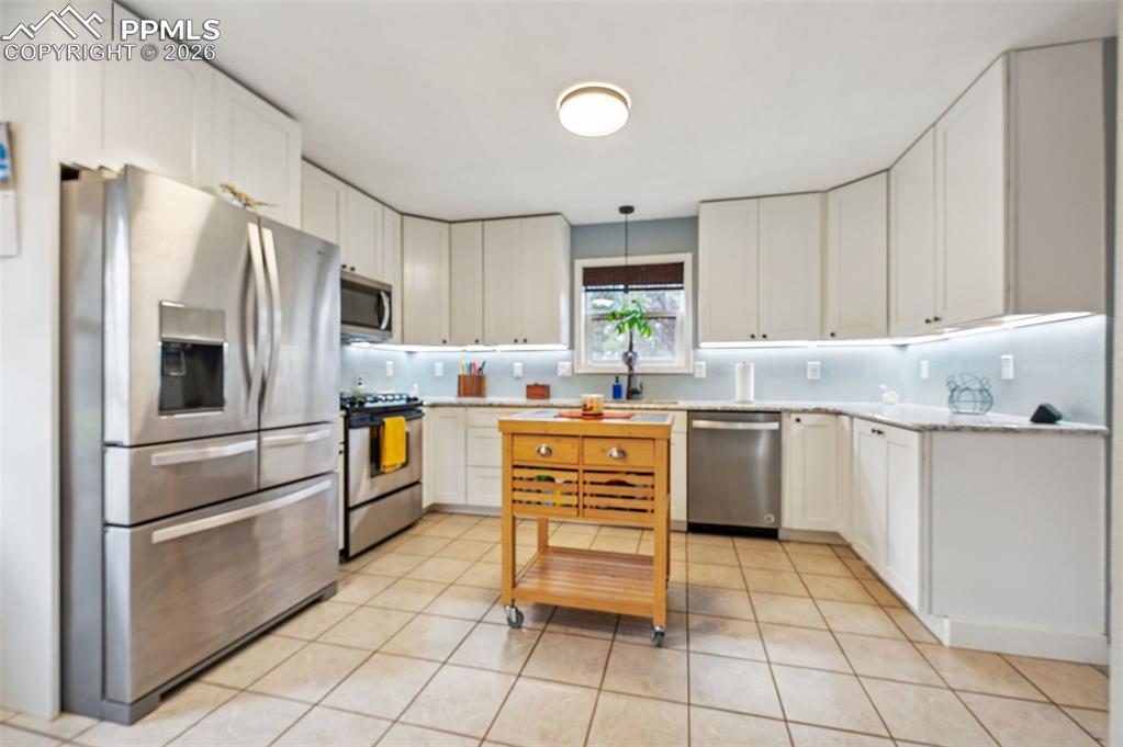 Image 15 of 31: Kitchen island not incuded