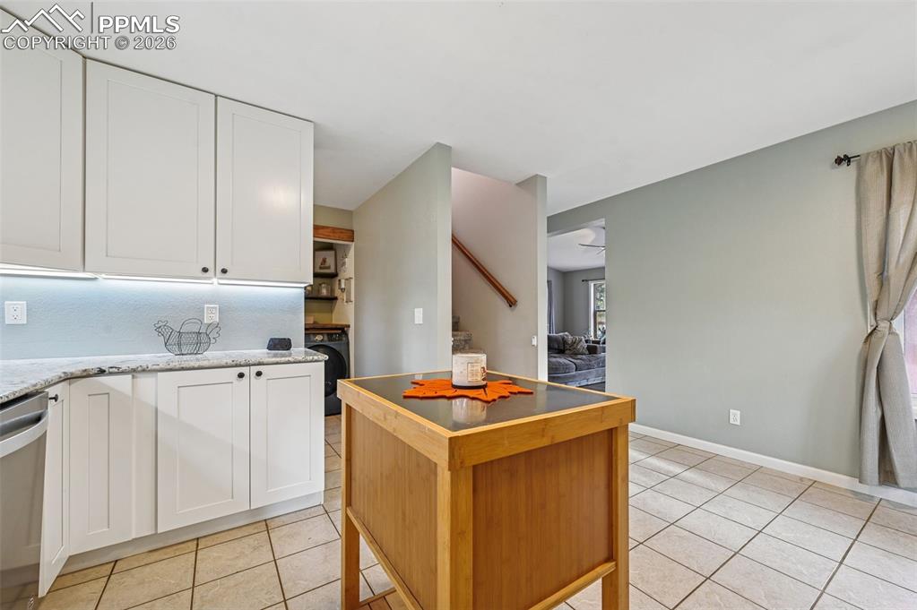 Image 16 of 31: Kitchen Islans not included