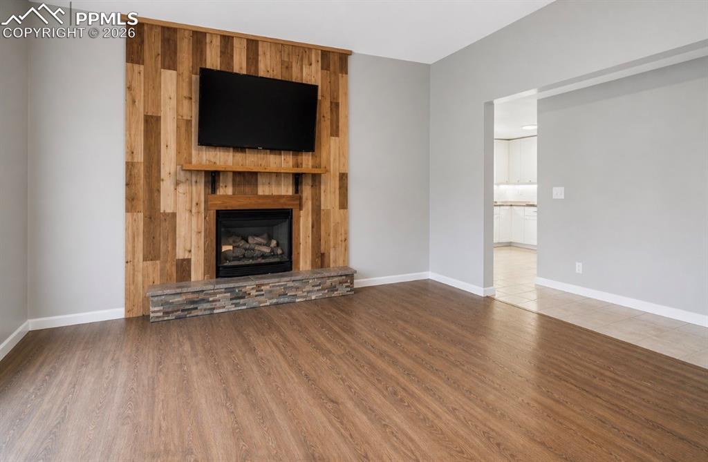 Image 18 of 31: Living Room
