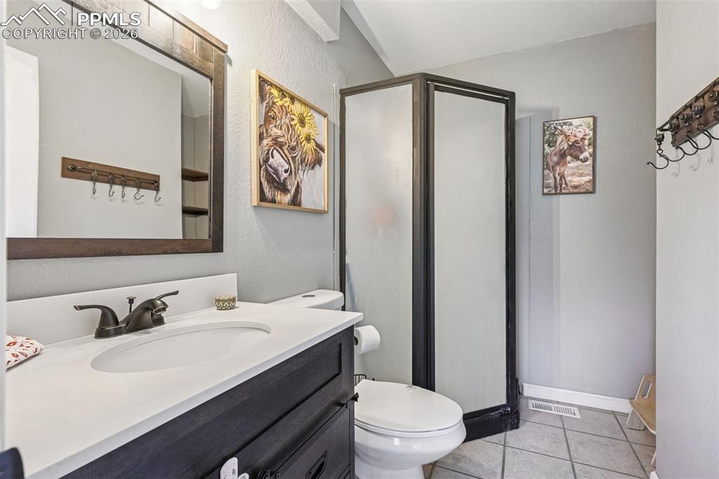 Image 19 of 25: upstairs bathroom 