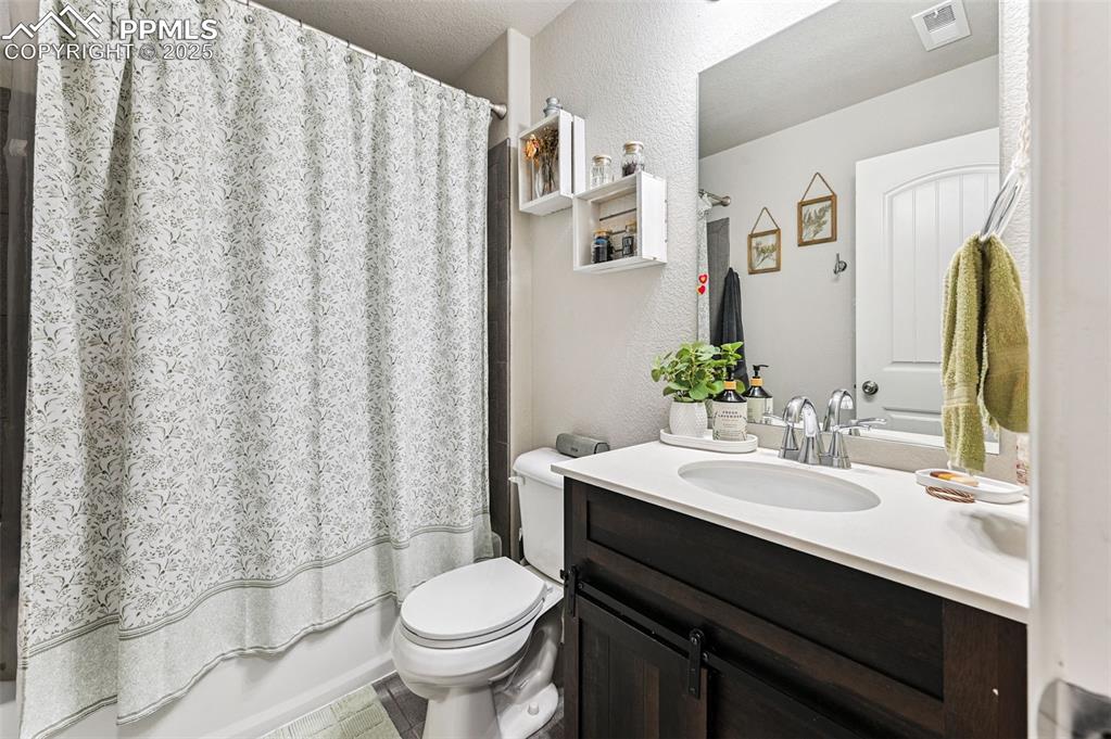 Image 22 of 49: Bathroom