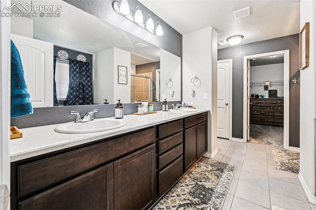 Image 30 of 49: Bathroom