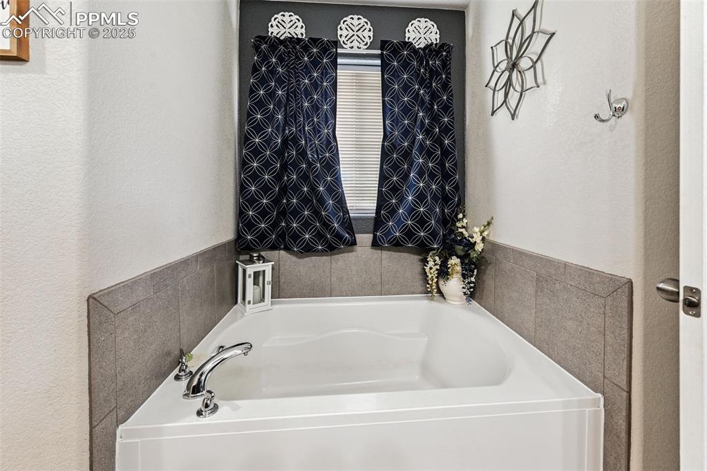 Image 32 of 49: Bathroom