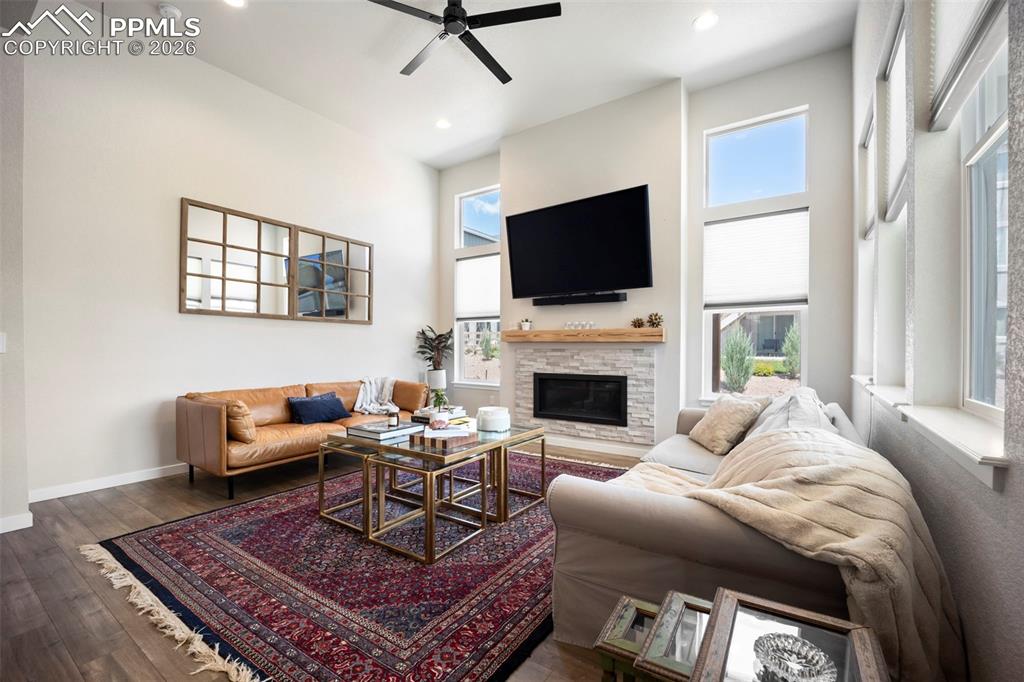 Image 25 of 48: Living Room