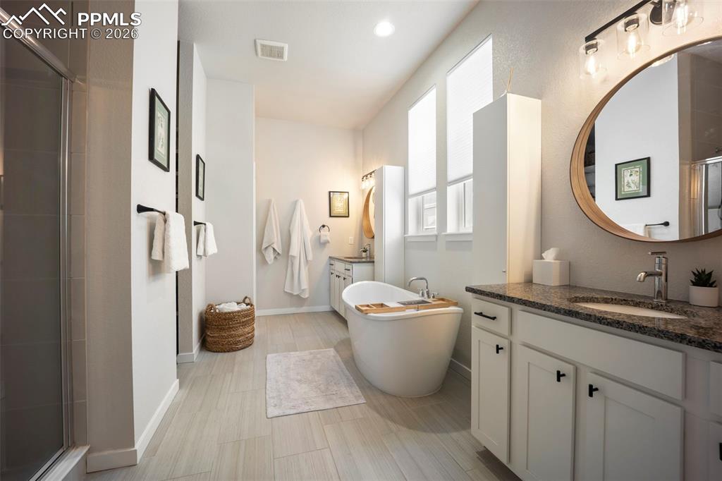 Image 28 of 48: Bathroom