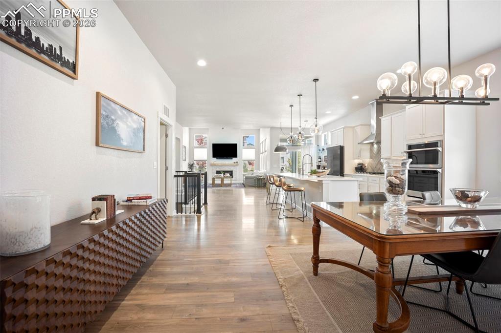 Image 9 of 48: Dining Area