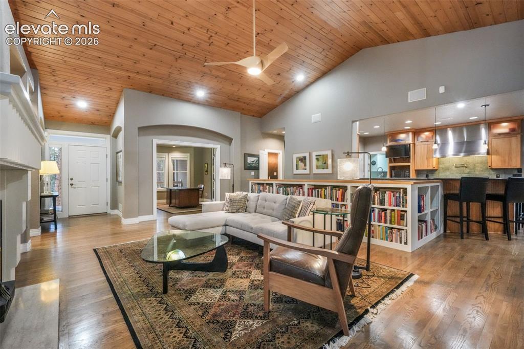 Image 8 of 50: Sitting Room