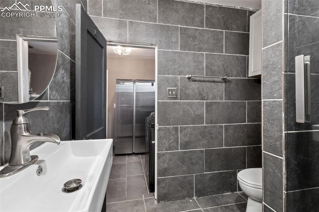 Image 16 of 29: Bathroom