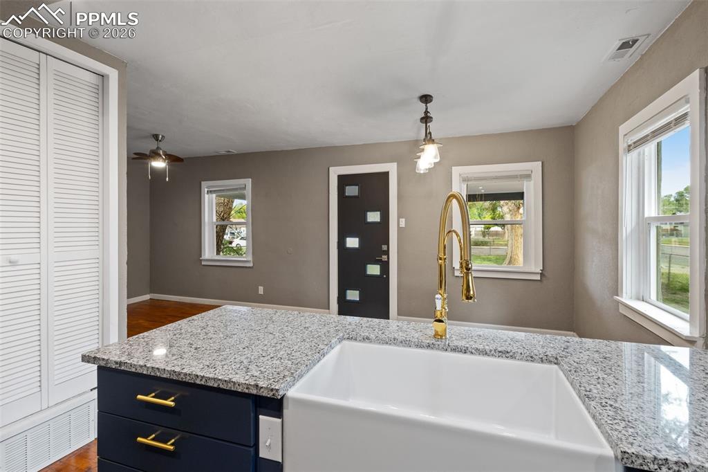 Image 7 of 29: Kitchen