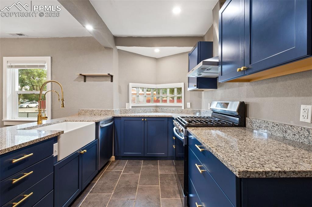 Image 8 of 29: Kitchen