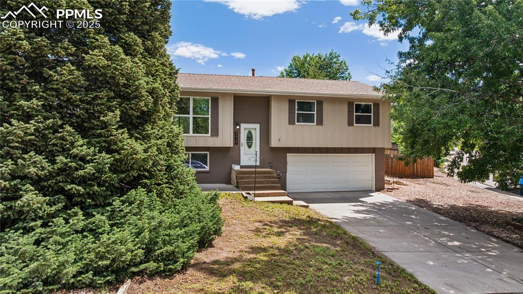 Image 3 of 35: Bi-level home with nicely shaded yard