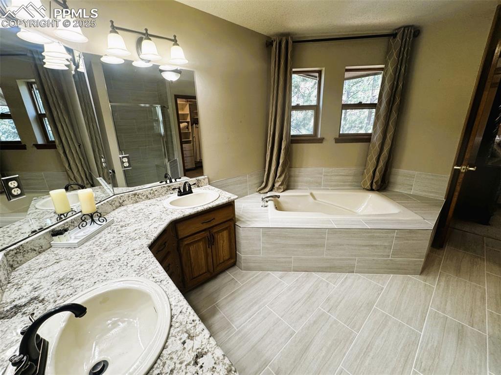 Image 18 of 39: En-Suite Bathroom, Granite Top, Large Soaking Tub, Double Vanity,